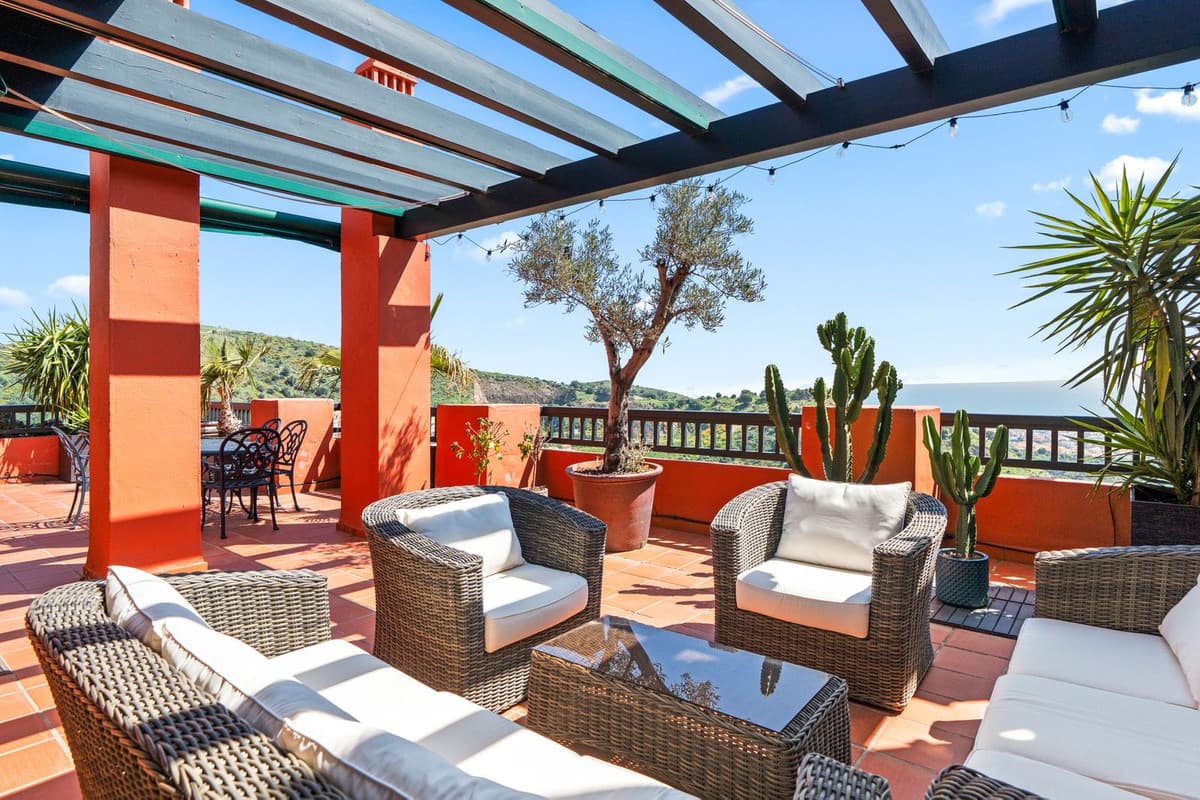 Top Floor Apartment in Calahonda — photo 1 of 10
