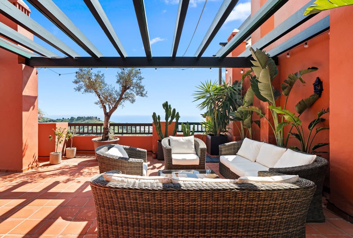 Top Floor Apartment in Calahonda — photo 2 of 10
