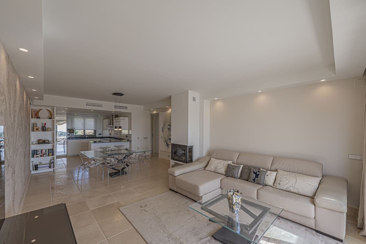 Middle Floor Apartment in Los Flamingos — photo 4 of 10