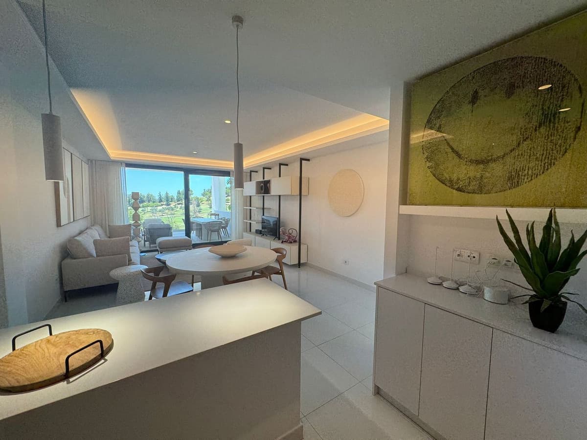 Middle Floor Apartment in Benahavís — photo 3 of 10