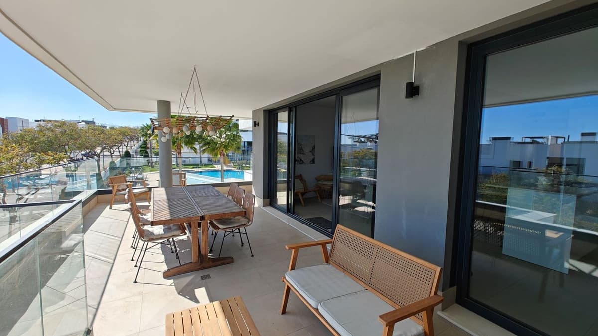 Middle Floor Apartment in Estepona — photo 5 of 10