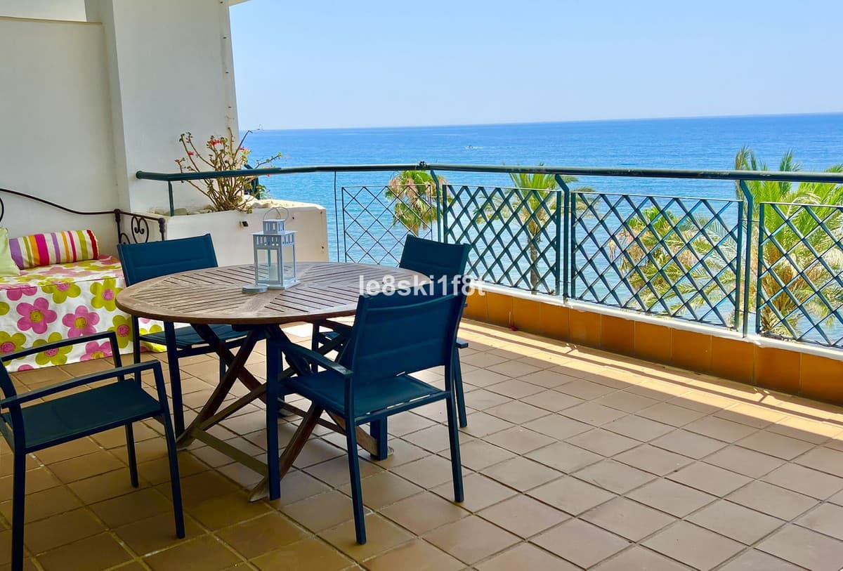 Middle Floor Apartment in Calahonda — photo 4 of 10