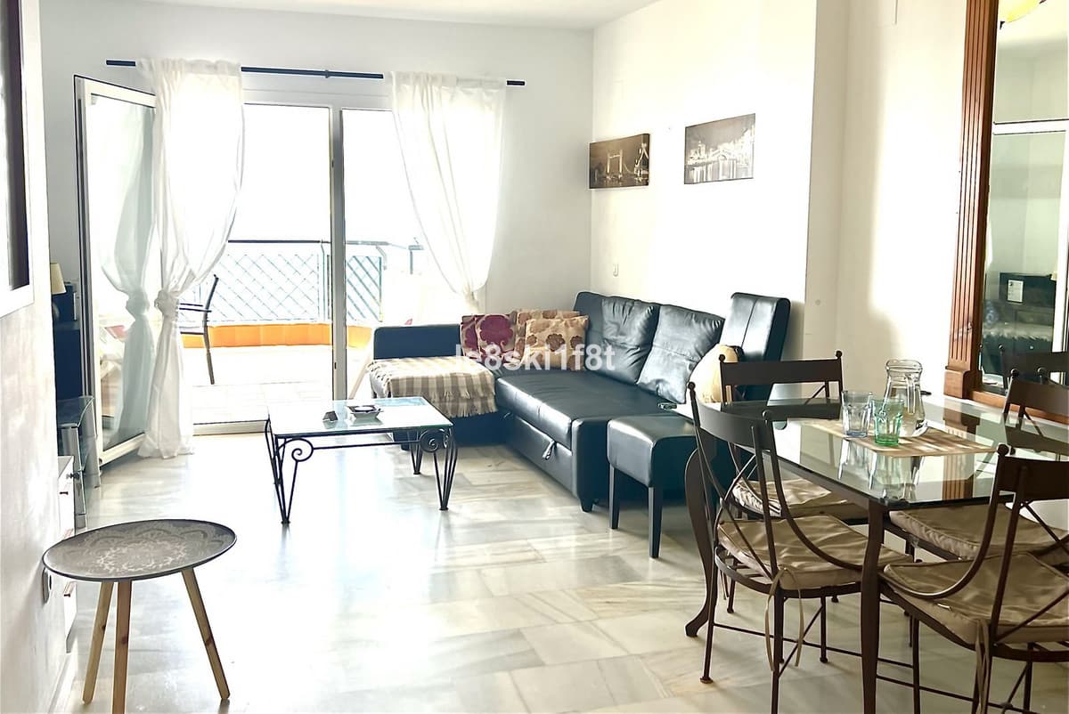 Middle Floor Apartment in Calahonda — photo 5 of 10