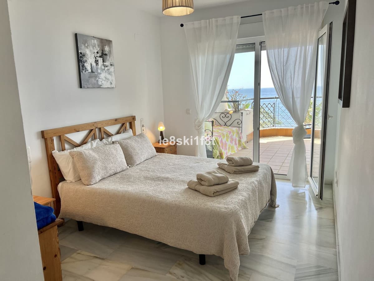 Middle Floor Apartment in Calahonda — photo 7 of 10