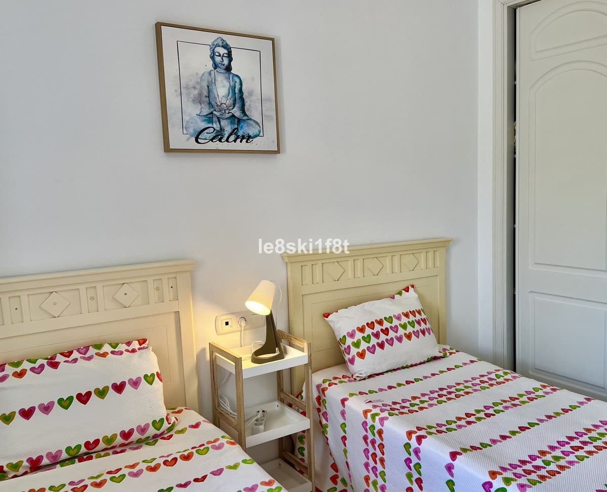 Middle Floor Apartment in Calahonda — photo 8 of 10