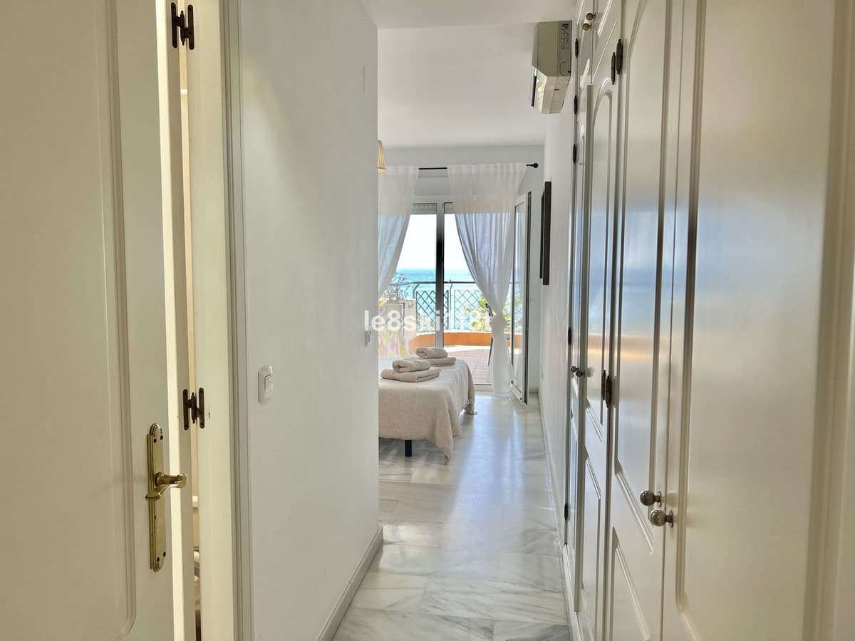 Middle Floor Apartment in Calahonda — photo 9 of 10