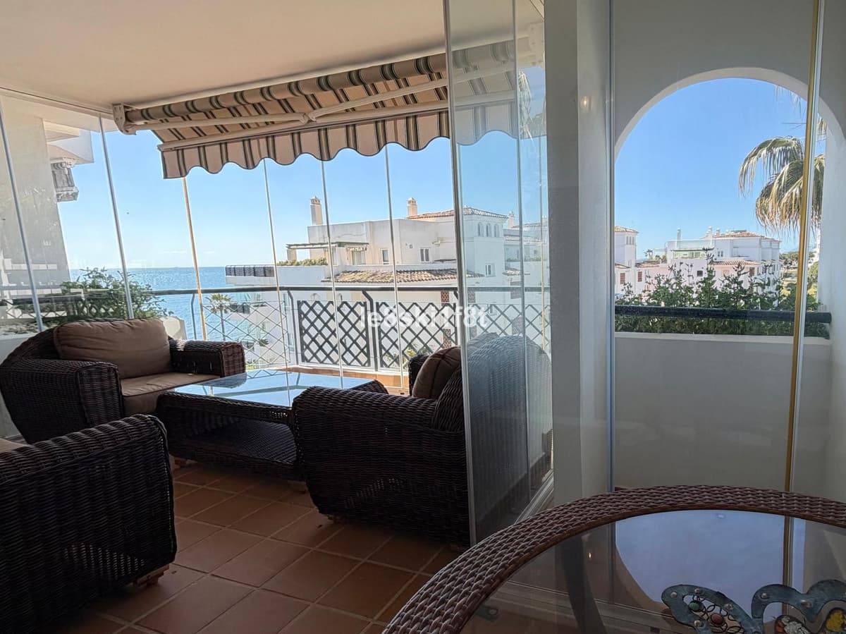 Middle Floor Apartment in Calahonda — photo 4 of 10