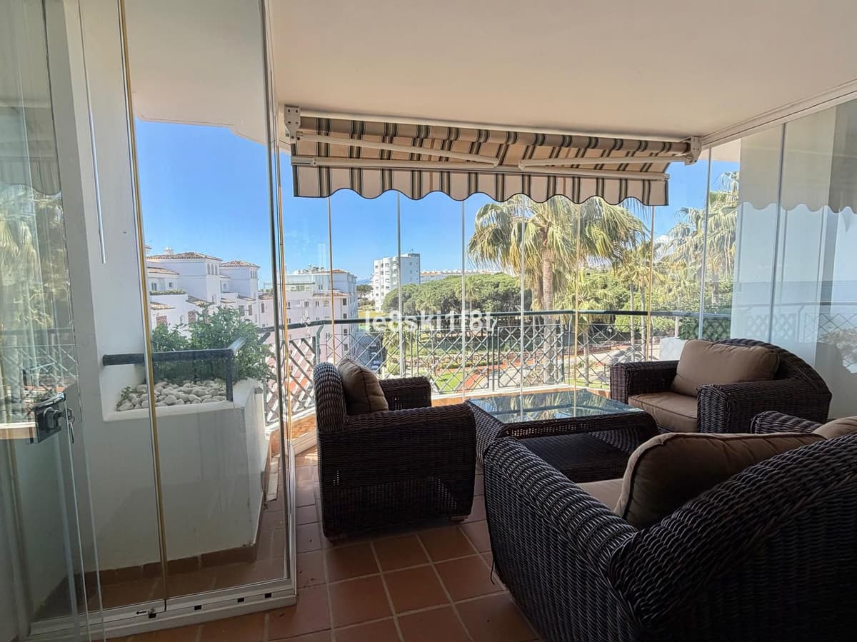 Middle Floor Apartment in Calahonda — photo 5 of 10