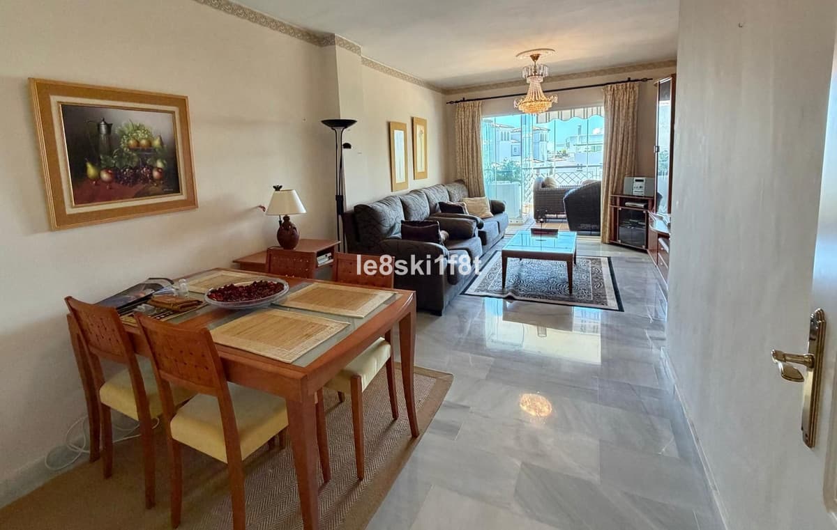 Middle Floor Apartment in Calahonda — photo 7 of 10