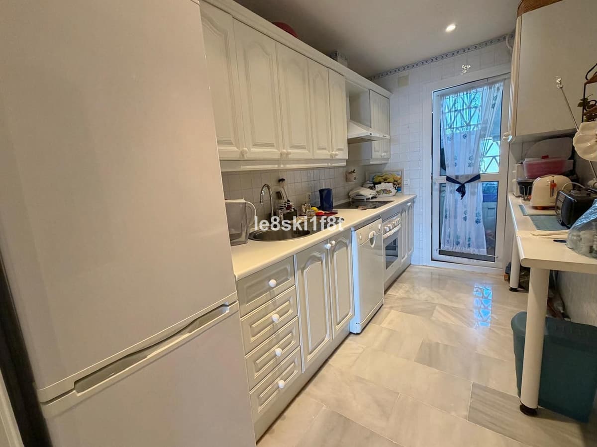 Middle Floor Apartment in Calahonda — photo 8 of 10