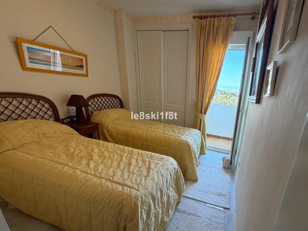 Middle Floor Apartment in Calahonda — photo 9 of 10