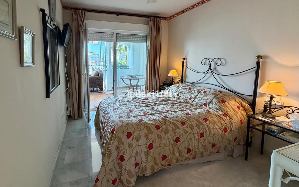 Middle Floor Apartment in Calahonda — photo 10 of 10