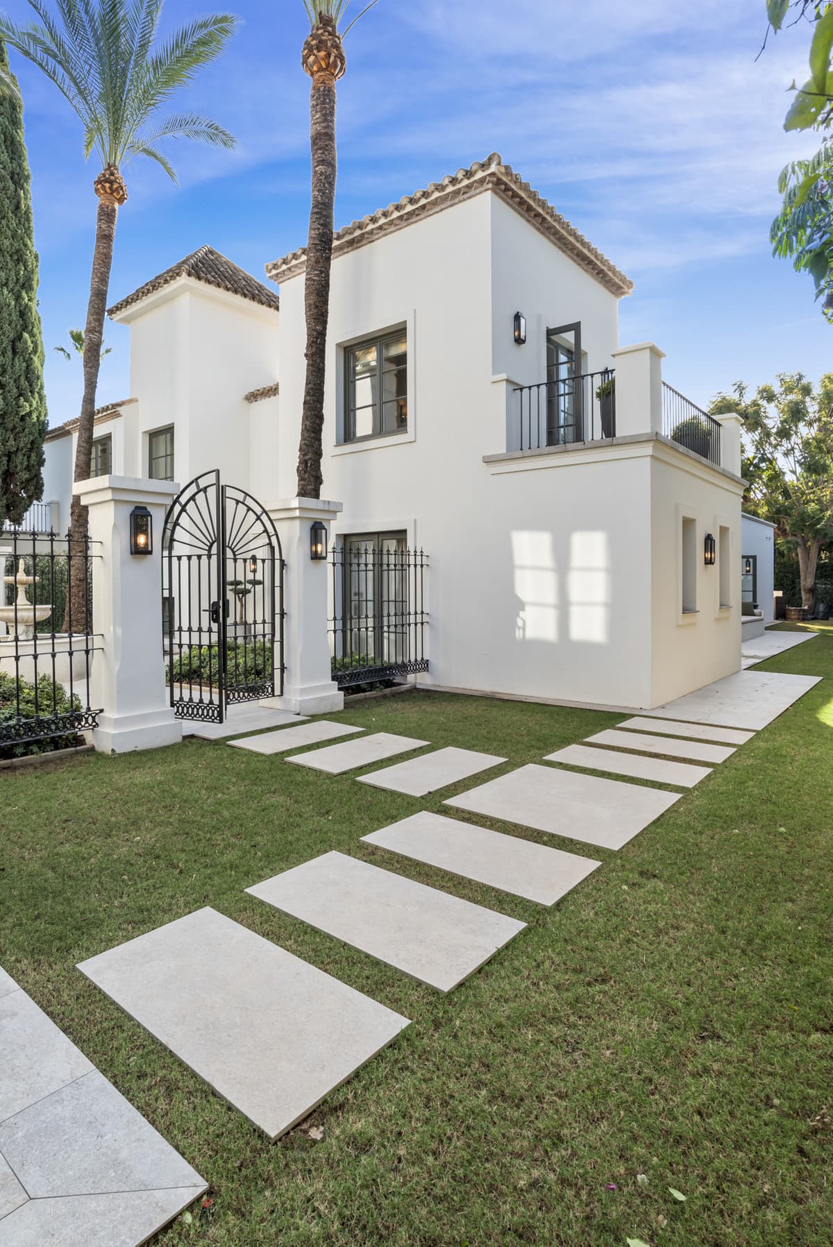 Detached Villa in Nueva Andalucía — photo 3 of 10
