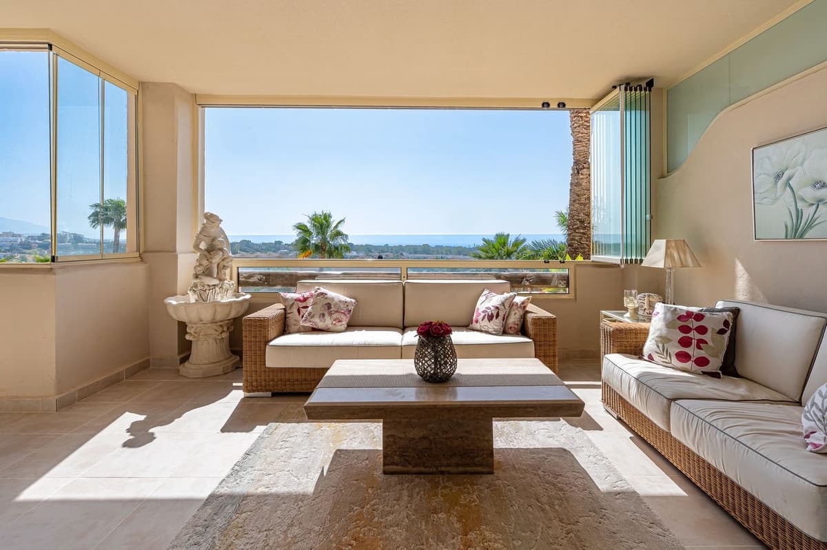 Middle Floor Apartment in El Paraiso — photo 1 of 10