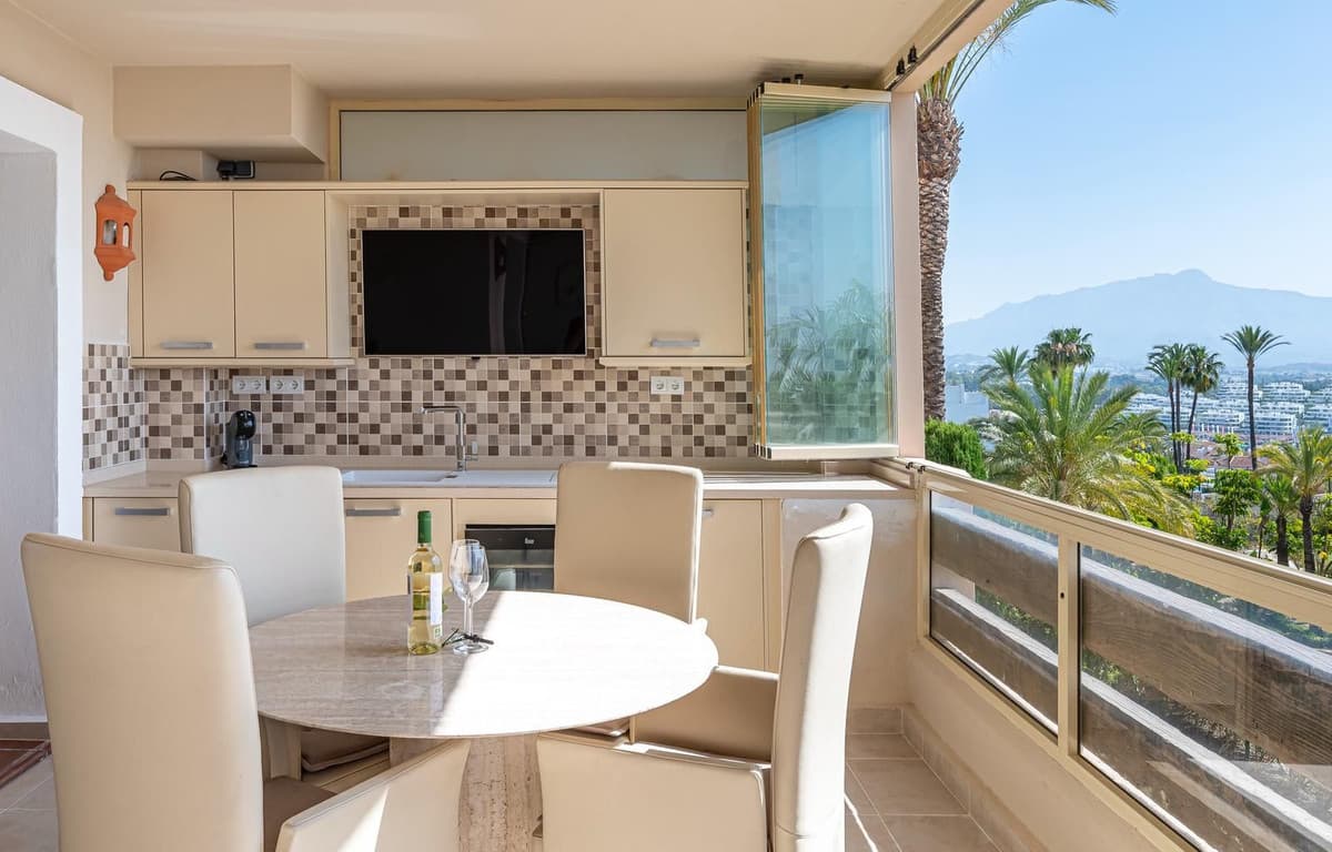 Middle Floor Apartment in El Paraiso — photo 2 of 10