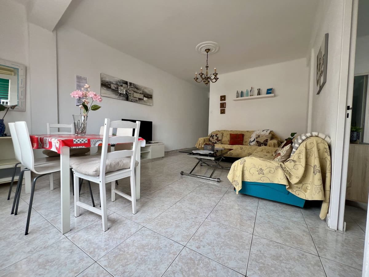 Middle Floor Apartment in Málaga — photo 5 of 10