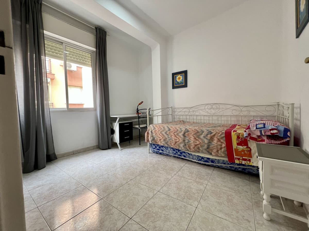 Middle Floor Apartment in Málaga — photo 6 of 10