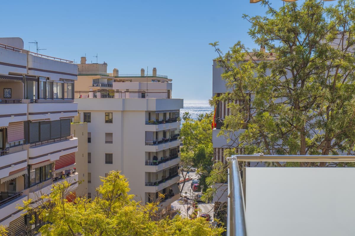 Middle Floor Apartment in Marbella — photo 1 of 10