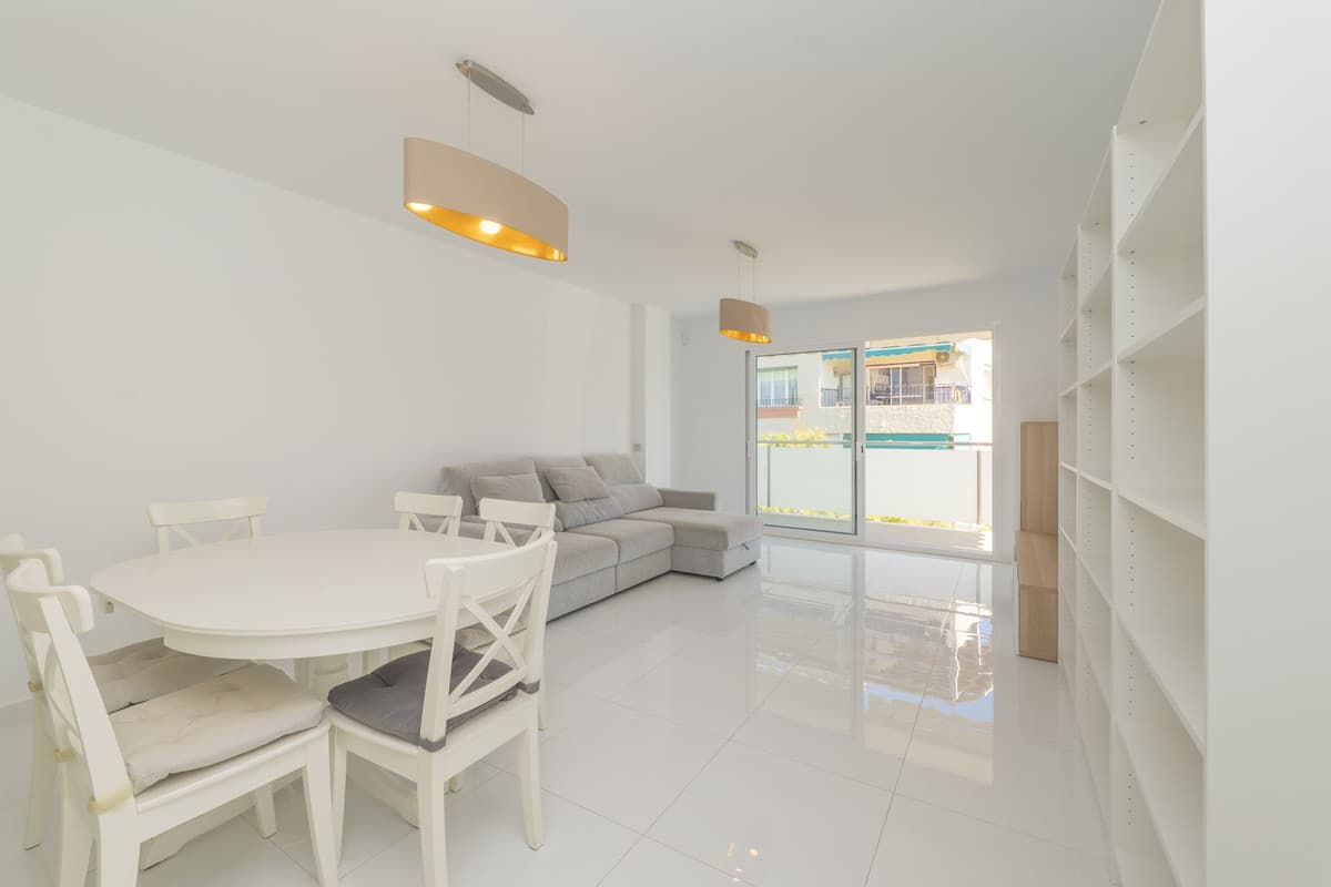 Middle Floor Apartment in Marbella — photo 3 of 10
