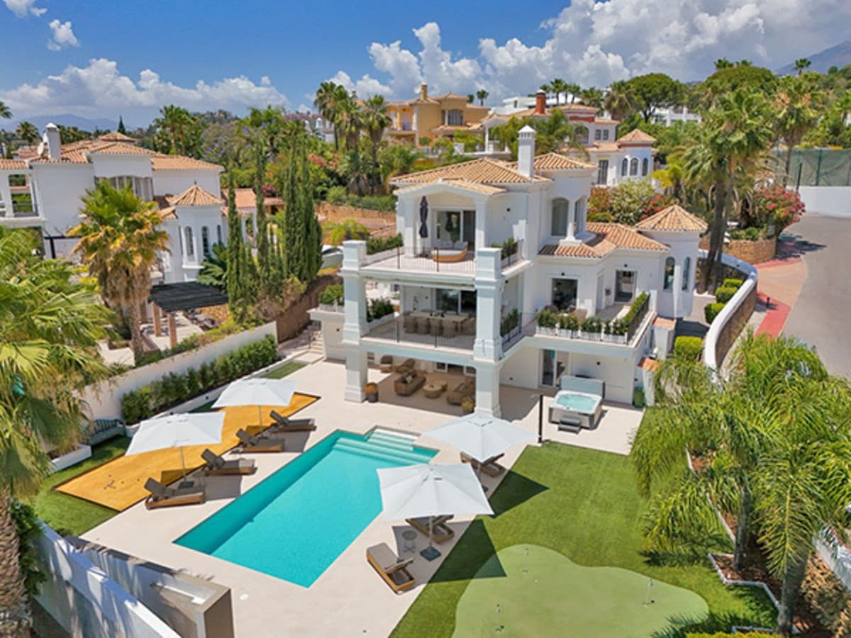 Detached Villa in Nueva Andalucía — photo 1 of 10