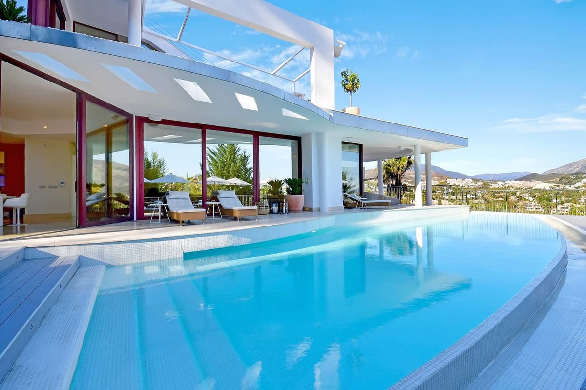 Detached Villa in Nueva Andalucía — photo 1 of 10