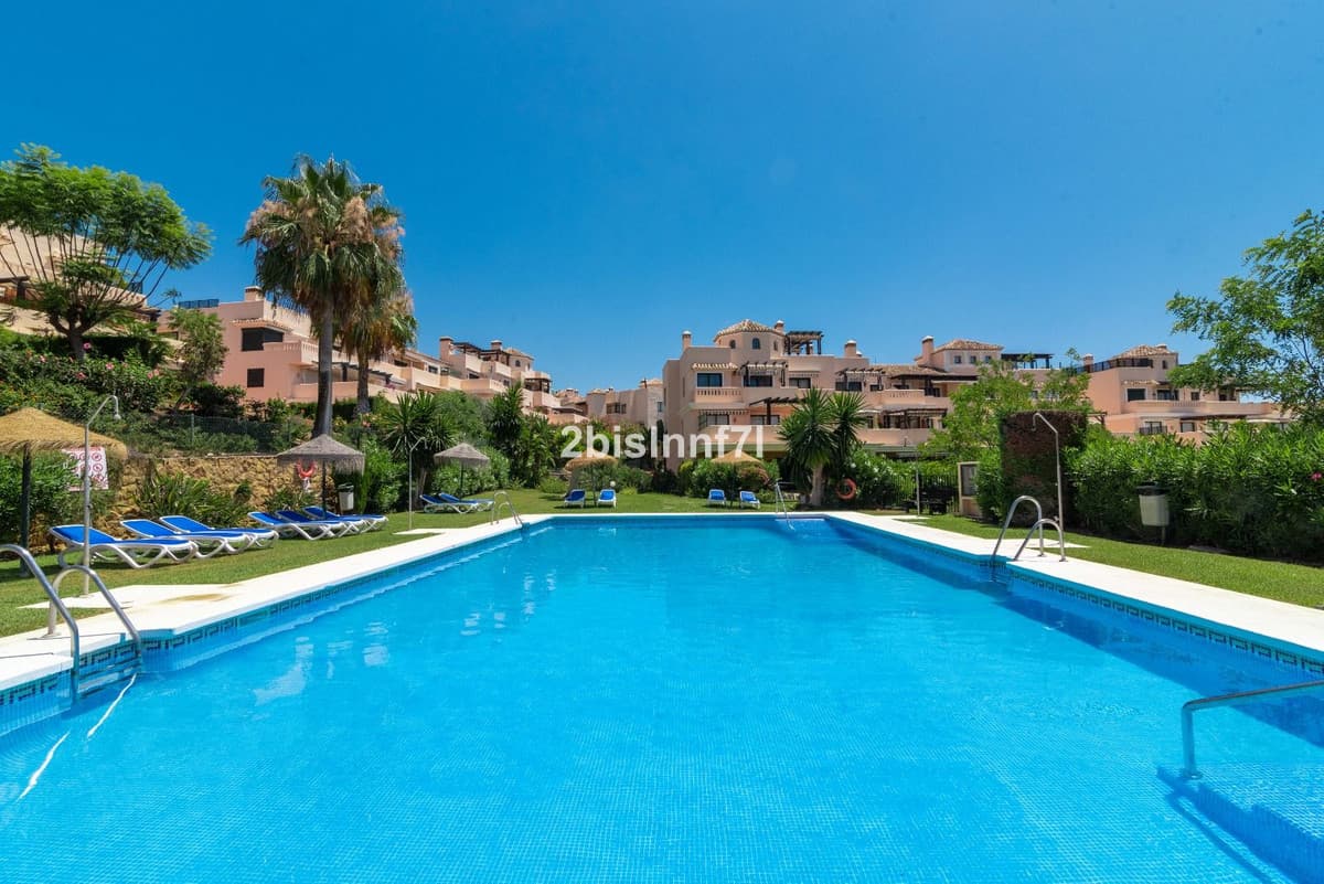 Middle Floor Apartment in Elviria — photo 1 of 10