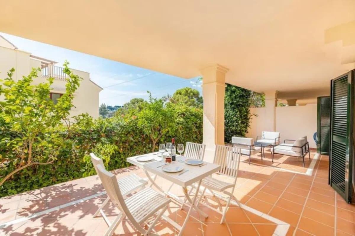 Middle Floor Apartment in Marbella — photo 1 of 10