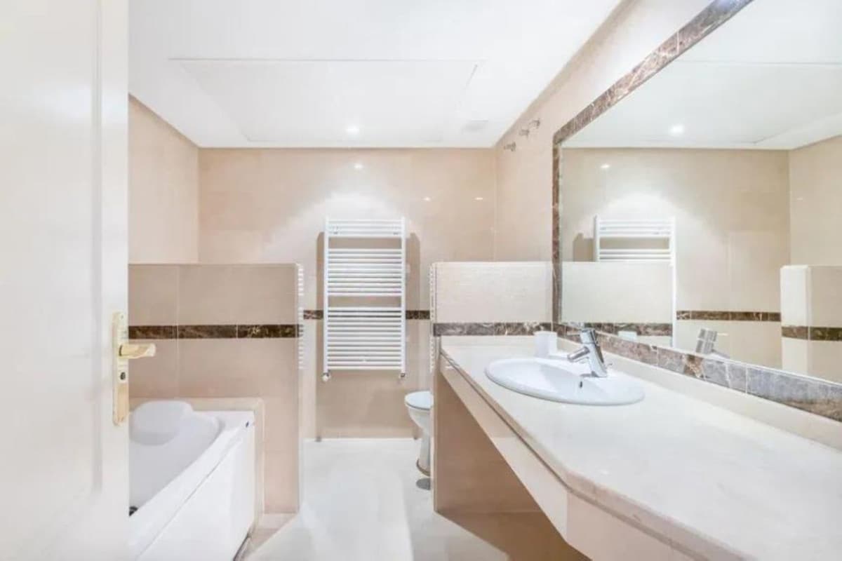 Middle Floor Apartment in Marbella — photo 3 of 10