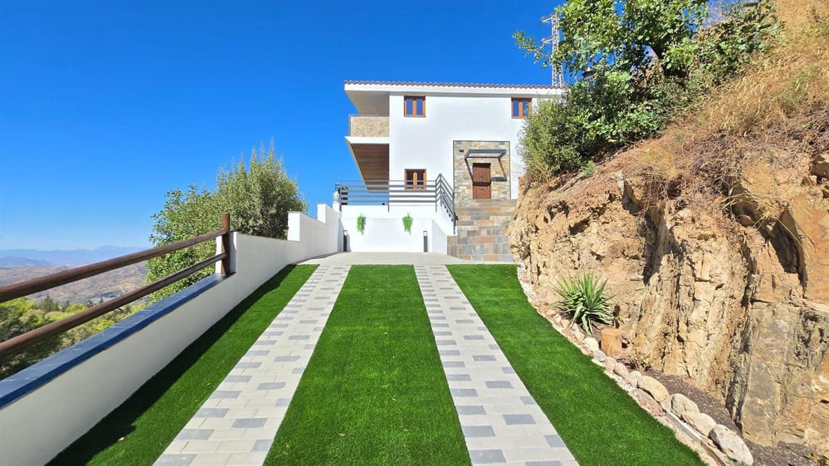 Detached Villa in Limonar — photo 2 of 10