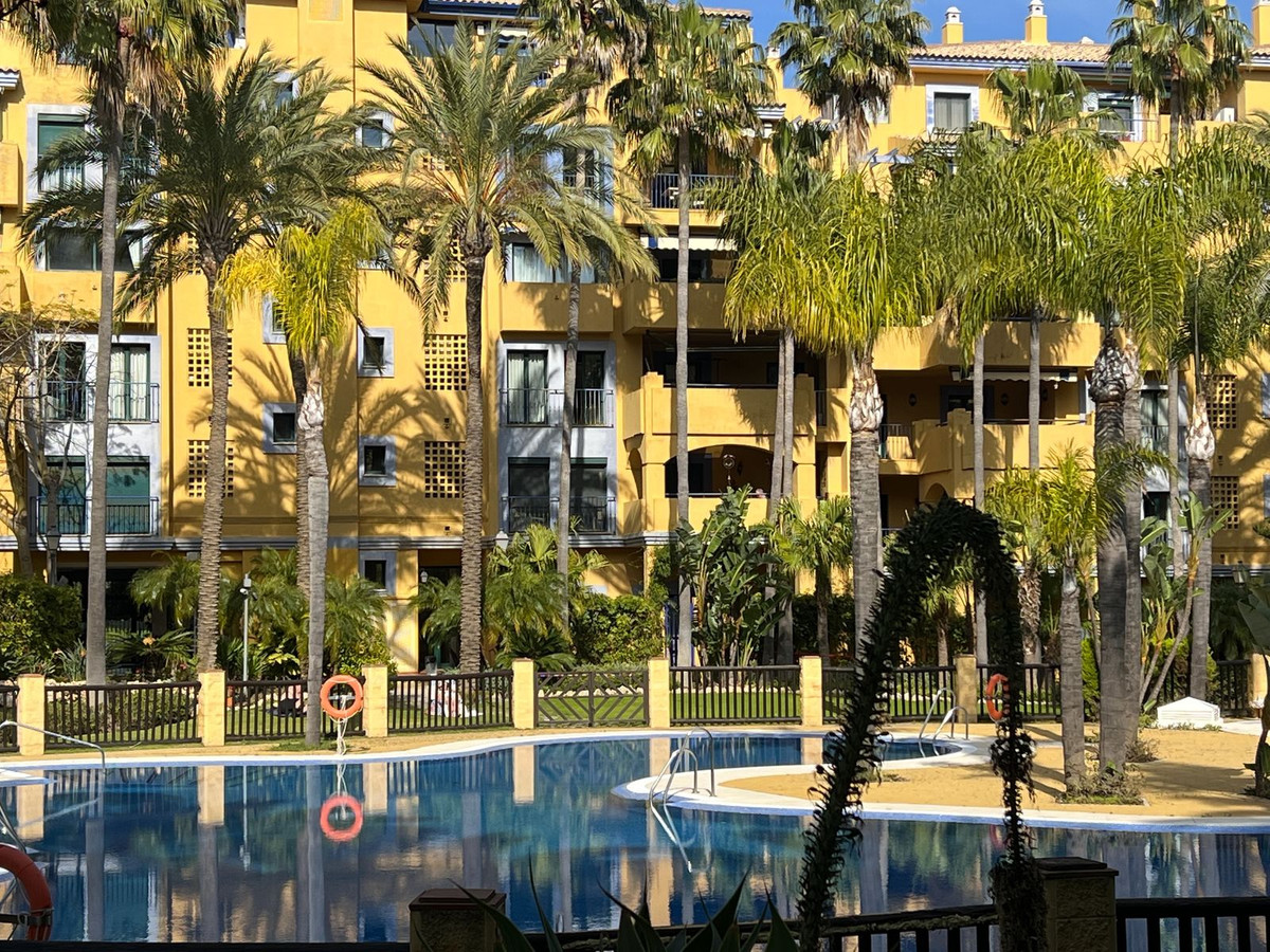 Middle Floor Apartment in San Pedro de Alcántara — photo 1 of 10