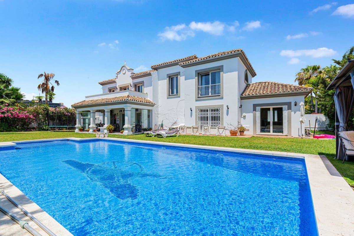Detached Villa in Estepona — photo 1 of 10
