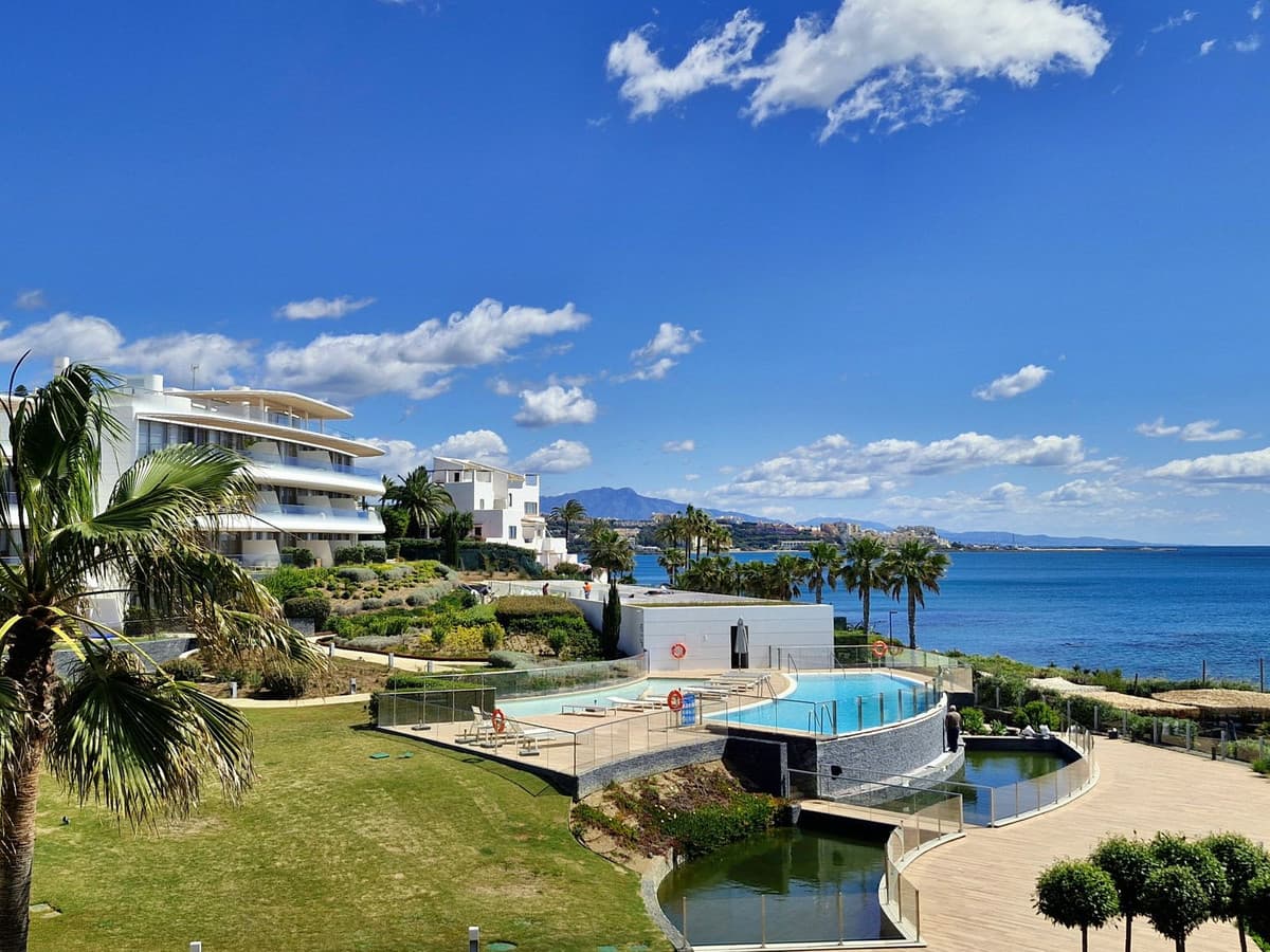 Middle Floor Apartment in Estepona — photo 5 of 10