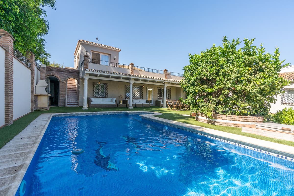 Detached Villa in San Pedro de Alcántara — photo 1 of 10