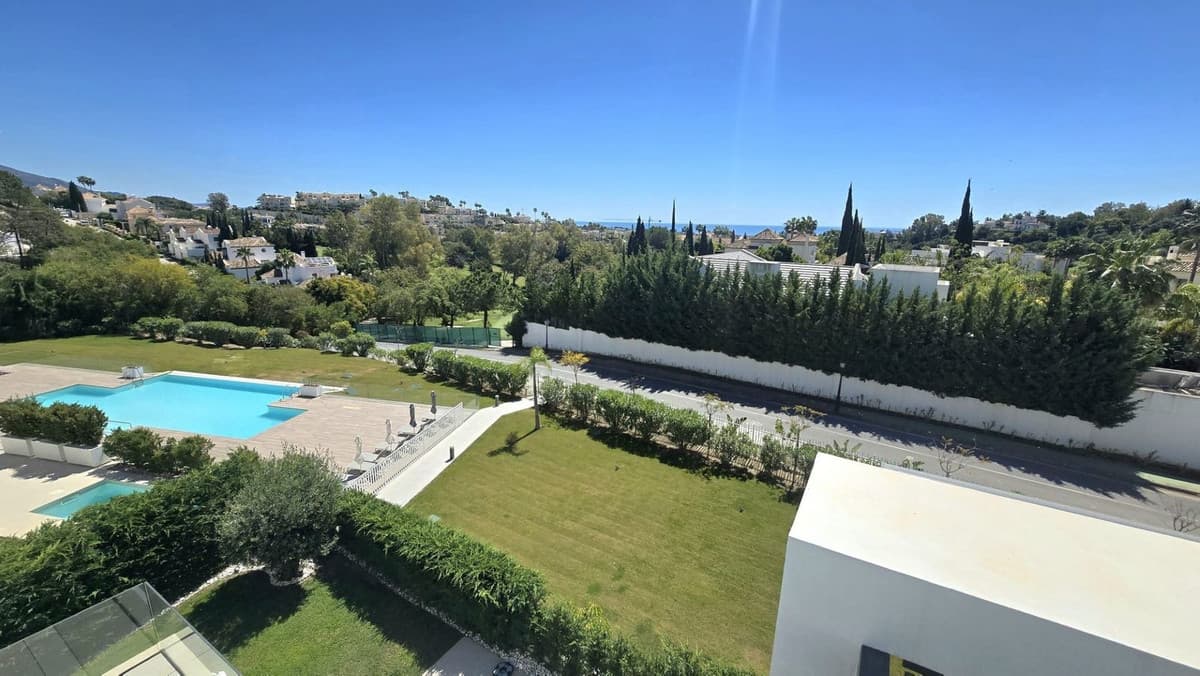 Middle Floor Apartment in Benahavís — photo 1 of 10