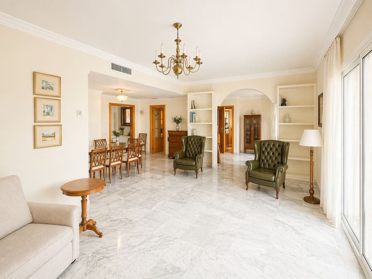 Middle Floor Apartment in Marbella — photo 1 of 10