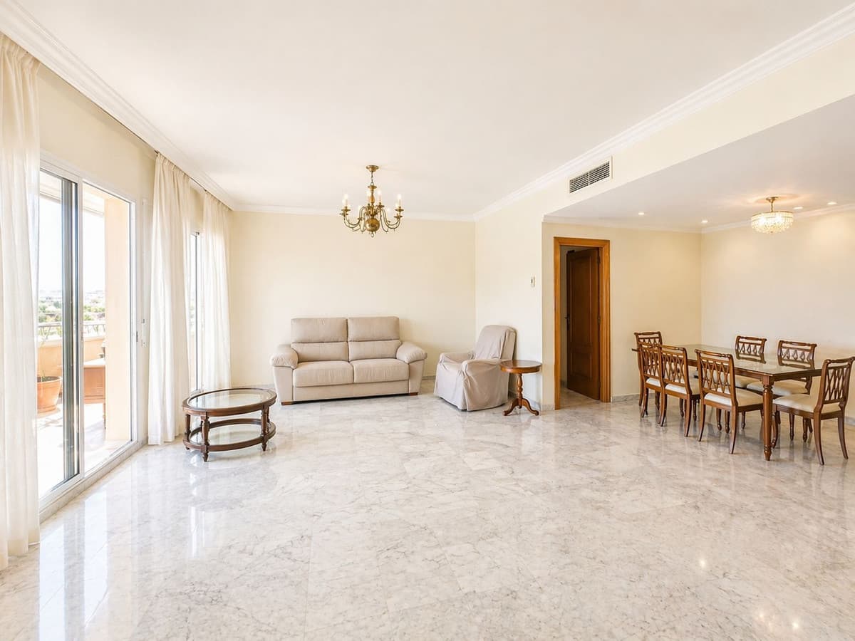 Middle Floor Apartment in Marbella — photo 2 of 10