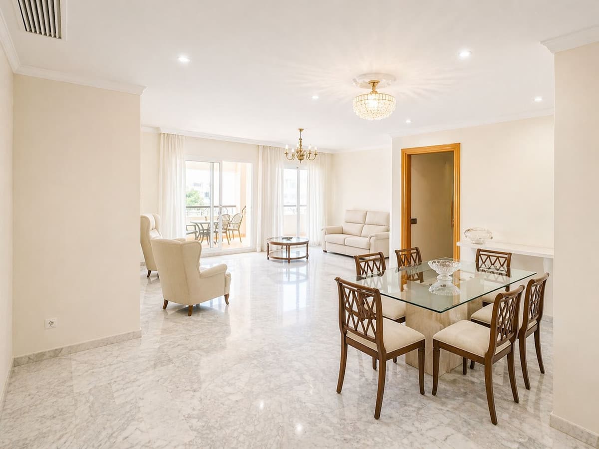 Middle Floor Apartment in Marbella — photo 3 of 10
