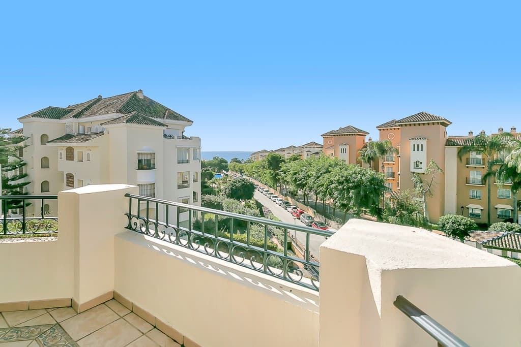 Middle Floor Apartment in Marbella — photo 1 of 10