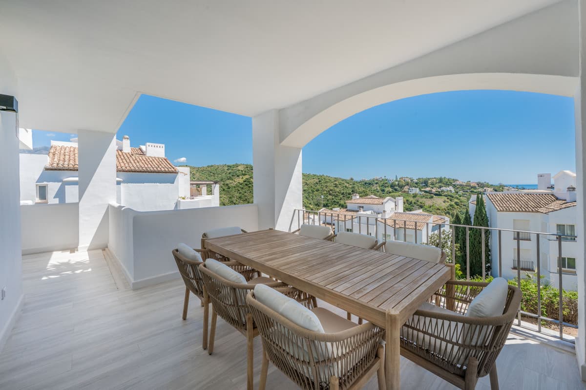 Middle Floor Apartment in Benahavís — photo 1 of 10