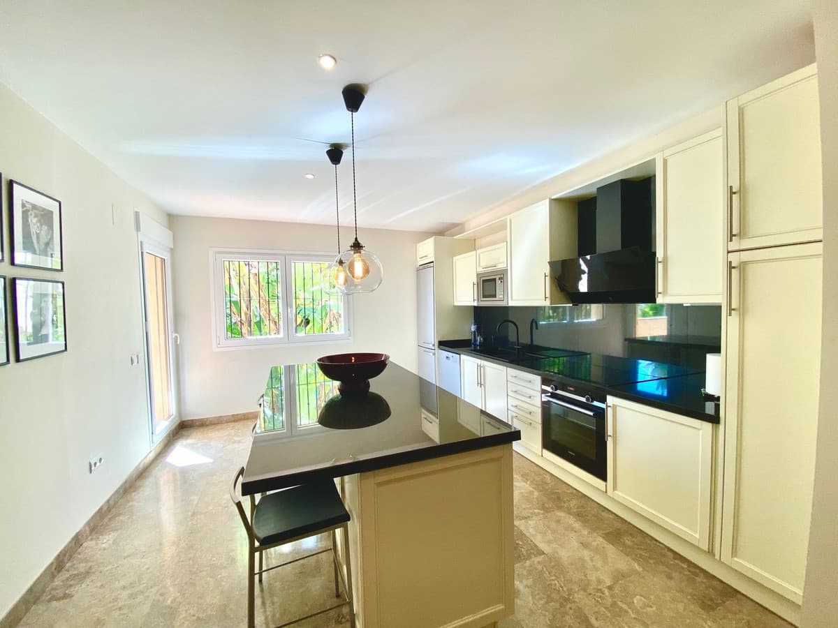 Middle Floor Apartment in The Golden Mile — photo 3 of 10