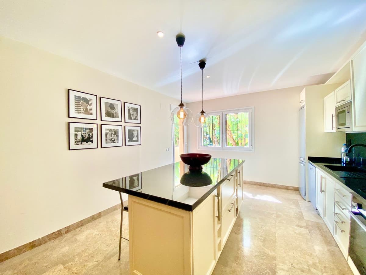 Middle Floor Apartment in The Golden Mile — photo 4 of 10