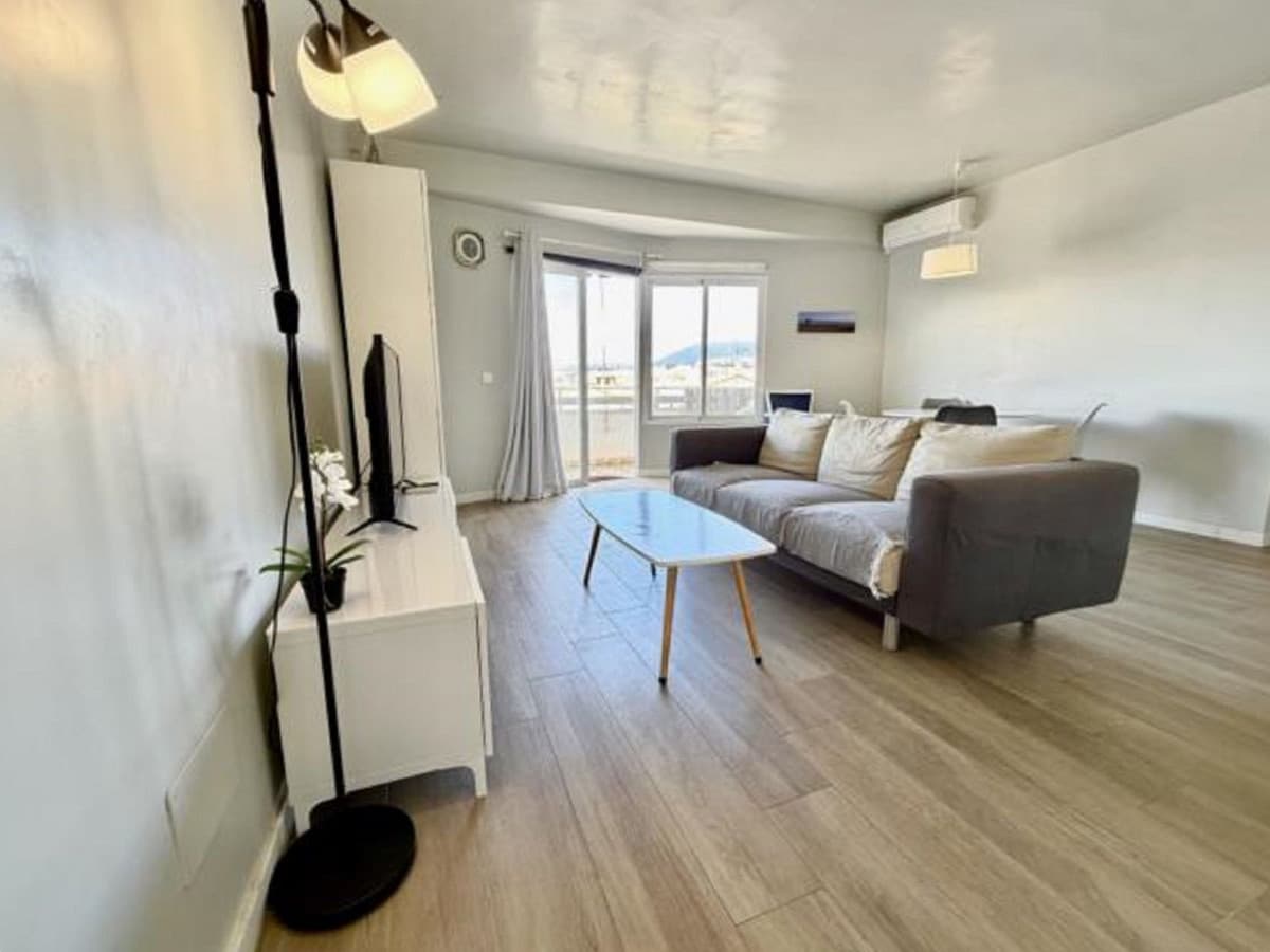 Middle Floor Apartment in Marbella — photo 1 of 10