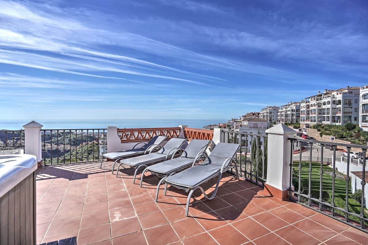 Penthouse in Calahonda — photo 1 of 10