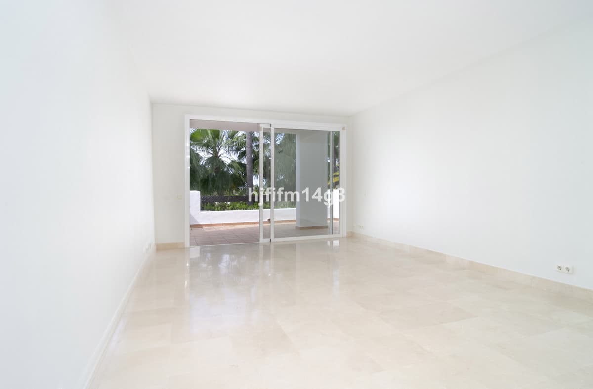 Middle Floor Apartment in Nueva Andalucía — photo 5 of 10