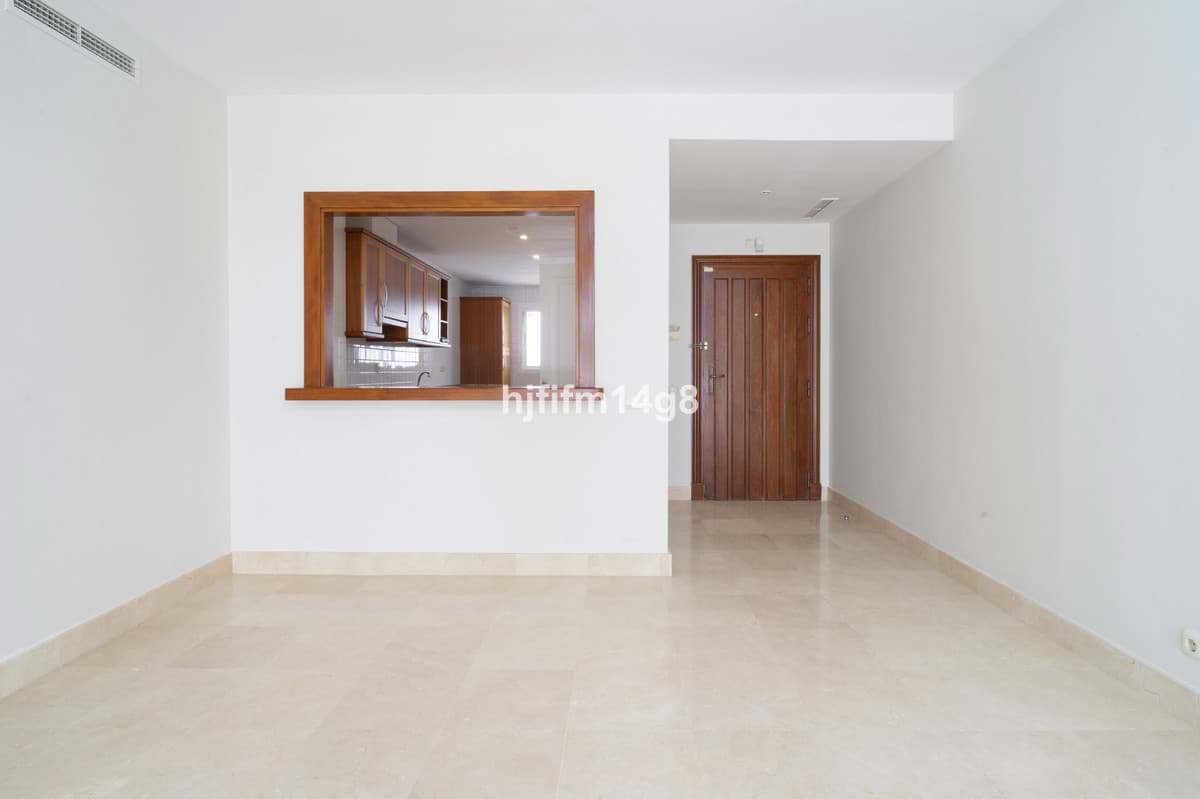 Middle Floor Apartment in Nueva Andalucía — photo 6 of 10