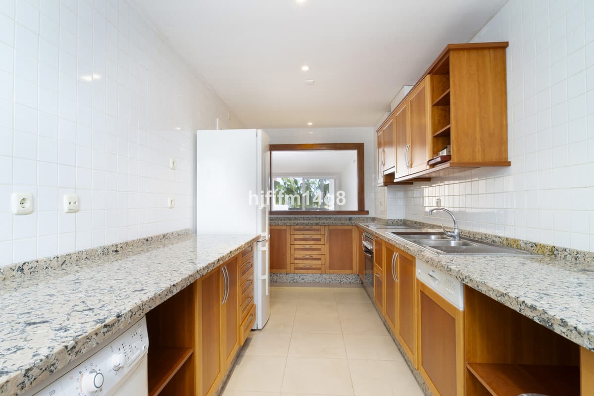 Middle Floor Apartment in Nueva Andalucía — photo 7 of 10