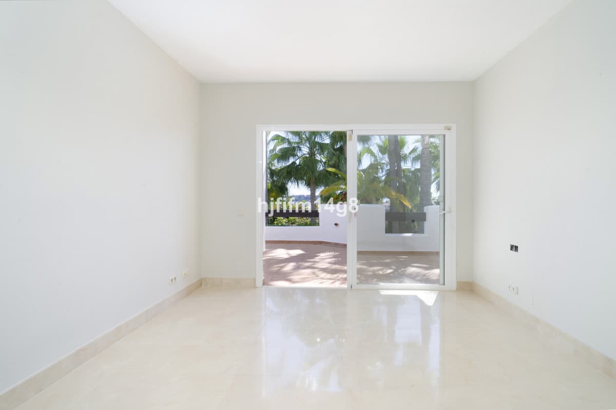 Middle Floor Apartment in Nueva Andalucía — photo 9 of 10