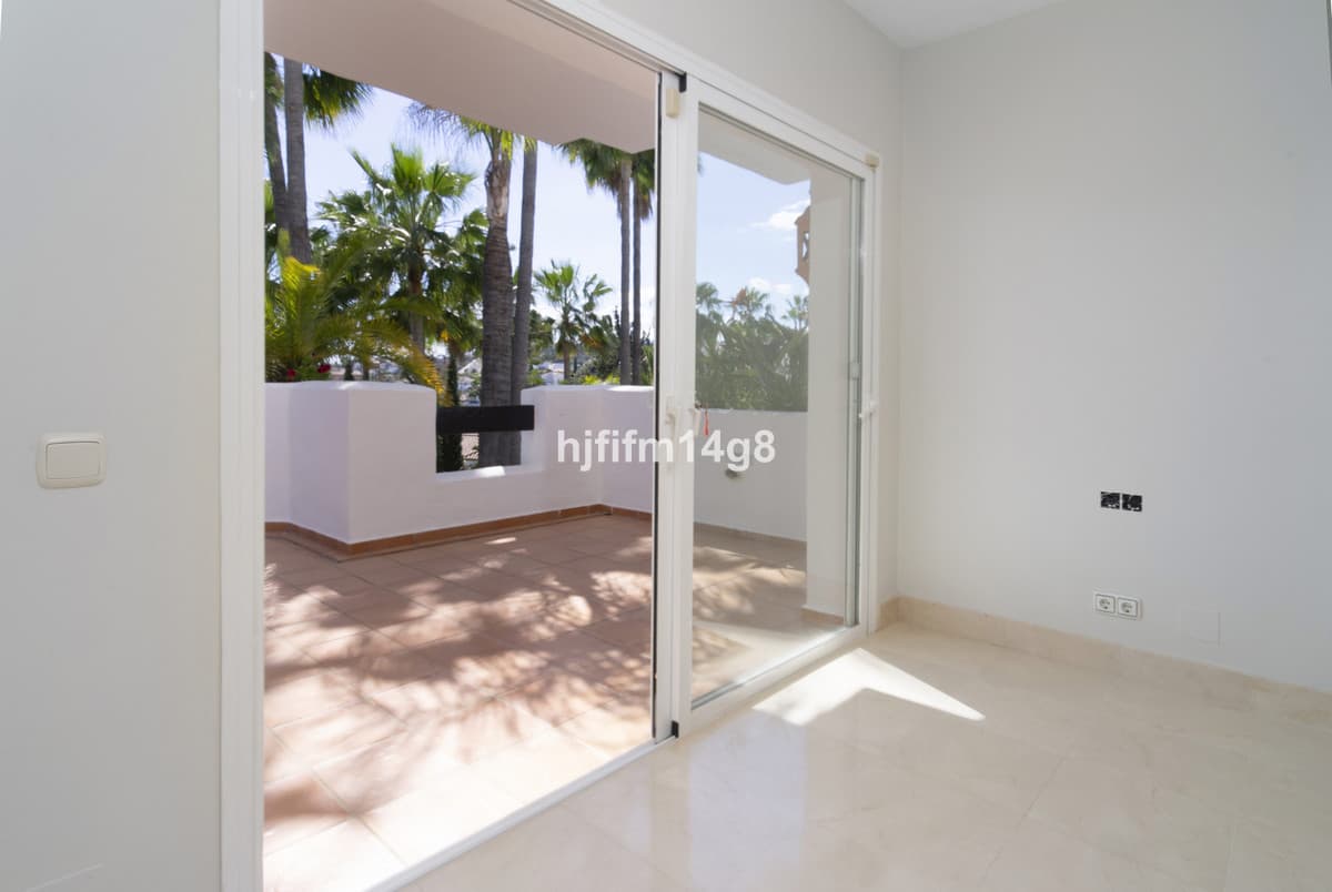 Middle Floor Apartment in Nueva Andalucía — photo 10 of 10