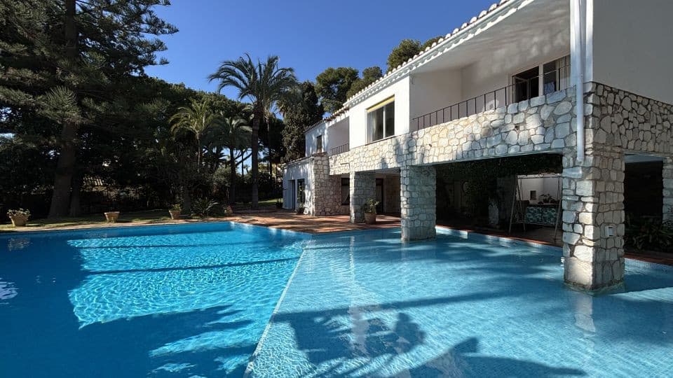 Detached Villa in Marbella — photo 1 of 10