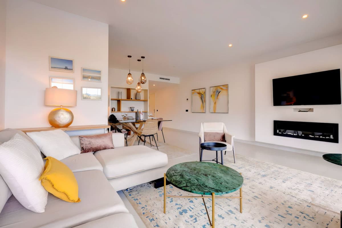 Middle Floor Apartment in Estepona — photo 3 of 10
